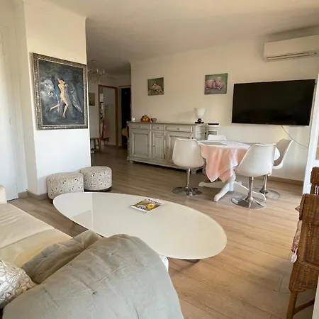 Comfortable And Modern Two Bedroom Cannes