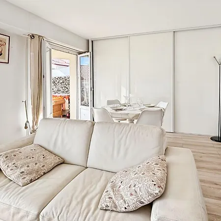 Apartment Comfortable And Modern Two Bedroom *