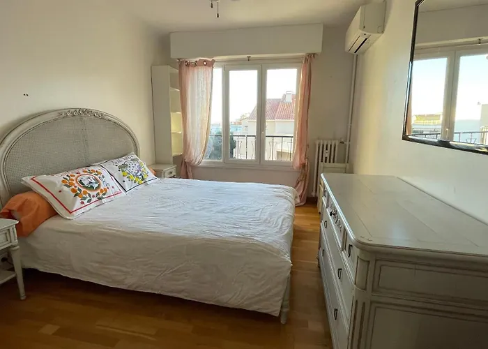 Comfortable And Modern Two Bedroom Apartman Cannes