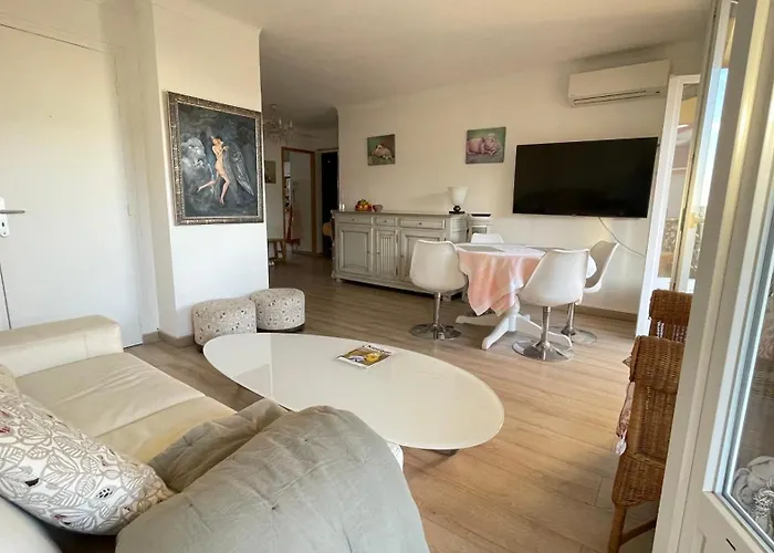 Comfortable And Modern Two Bedroom كان