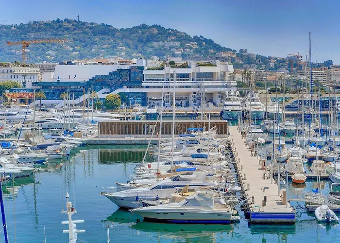 Comfortable And Modern Two Bedroom Cannes