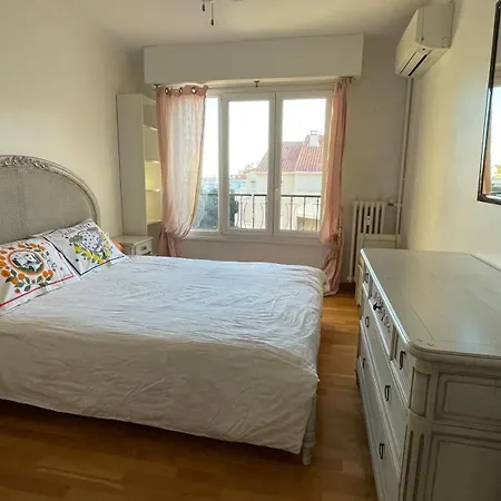 Comfortable And Modern Two Bedroom Lägenhet Cannes